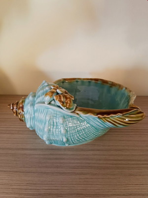 Ceramic decorative bowl in seashell shape, like new