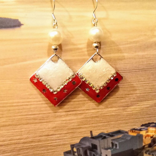 Handmade rhombus earrings white satin and red new