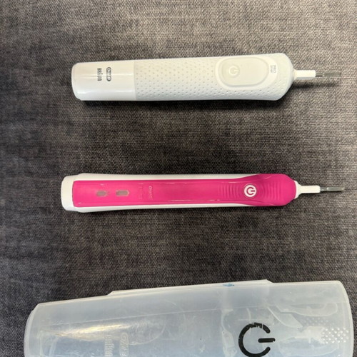 Oral B Vitality Pro used electric toothbrushes with carrying case, 2 pcs