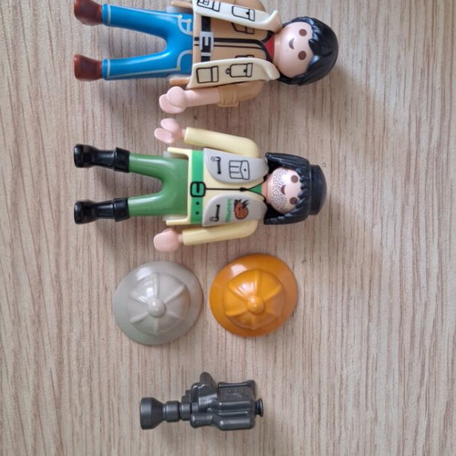 Saurus Team Playmobil Dinosaur Explorer Set like new, 2 figures, hats, camera