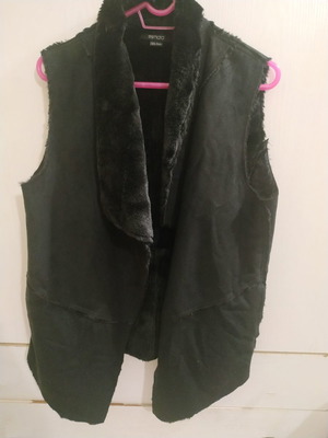 Women's black vest new with fur lining