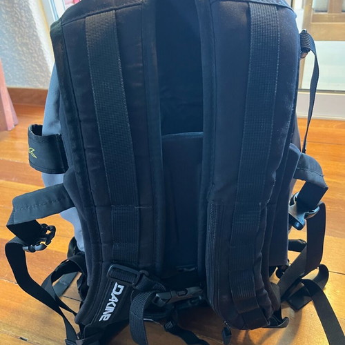 Dakine backpack 30lt like new, yellow