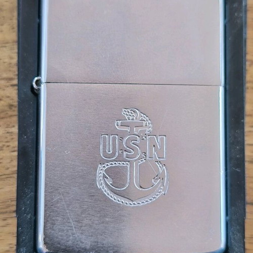 Zippo lighter like new in excellent condition