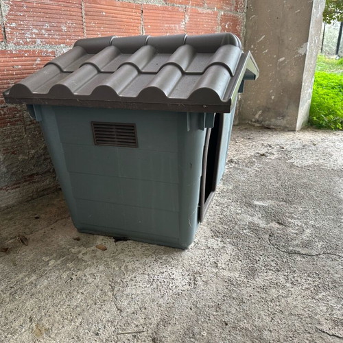 Dog house made of sturdy plastic like new with small crack