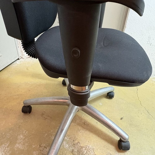 Office chair with adjustable height