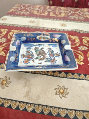 Chinese porcelain decorative ashtray hand painted, like new