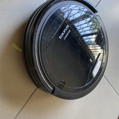 Taurus Striker 2.0 Robot Vacuum Like New, Black