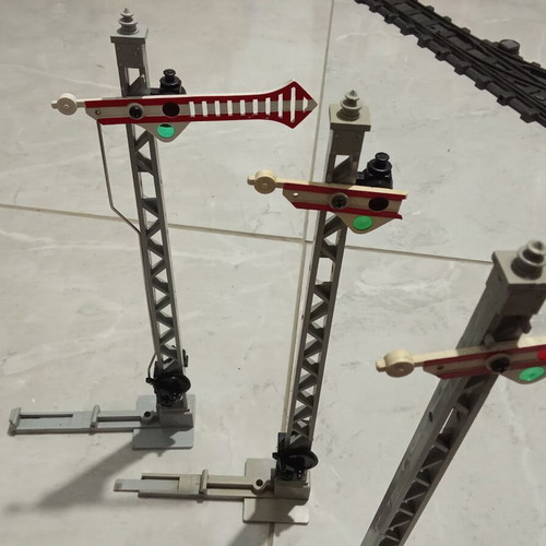 LGB 50300 G Scale Railway Signals, 3 pieces (1 functional + 2 for parts)