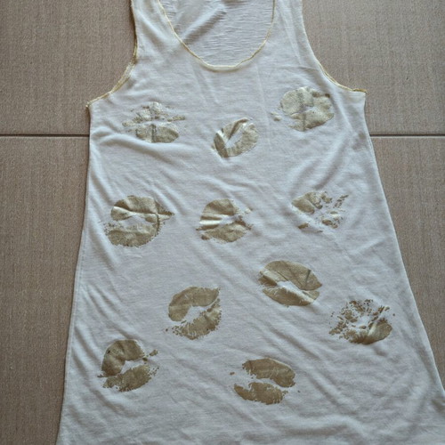 White sleeveless T-shirt with gold kisses design
