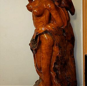 Γυναικείο άγαλμα απο κορμό δέντρου σκαλισμένο στο χέρι.