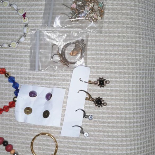 Handmade jewelry set with 67 bracelets, 25 pairs of earrings, 34 keychains new