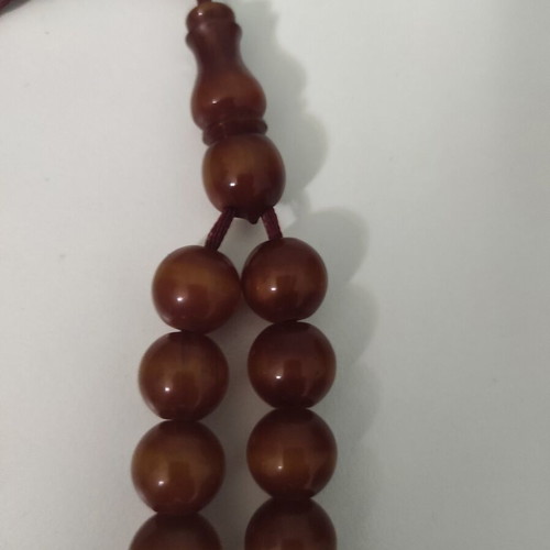 Mastic komboloi with honey-brown shades, 33 beads