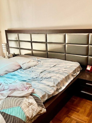 Διπλό κρεβάτι με ενσωματωμένο κεφαλάρι, 2 κομοδίνα, στρώμα και επένδυση δερματίνης