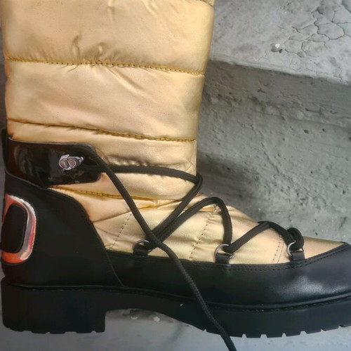 Valentino snow boots new, size 40, black and gold