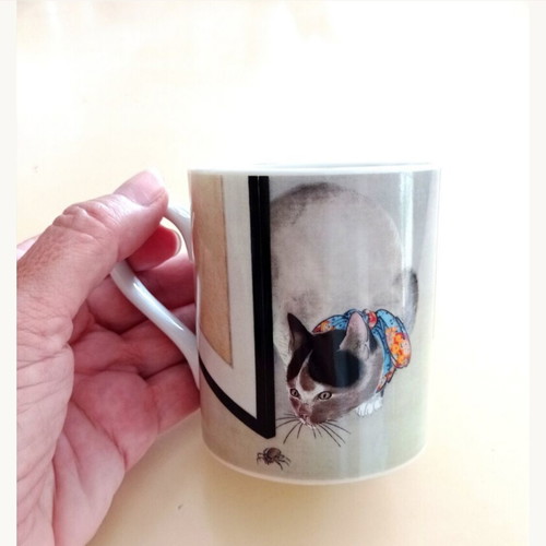 Collectible porcelain mug with Japanese cat painting like new