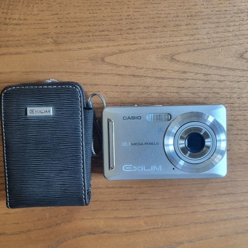 Casio Exilim 8.1 MP camera like new with case and charger