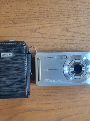 Casio Exilim 8.1 MP camera like new with case and charger