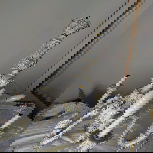 Πολύφωρο ιταλικής πορσελάνης ροκοκό μεταχειρισμένο με ανάγλυφα λουλούδια