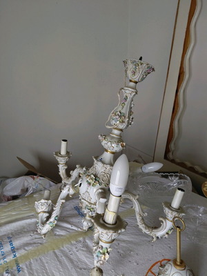 Πολύφωρο ιταλικής πορσελάνης ροκοκό μεταχειρισμένο με ανάγλυφα λουλούδια