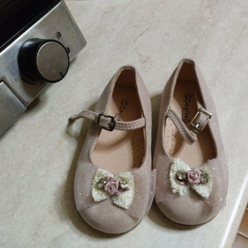 Gorgino baby shoes size 19 like new