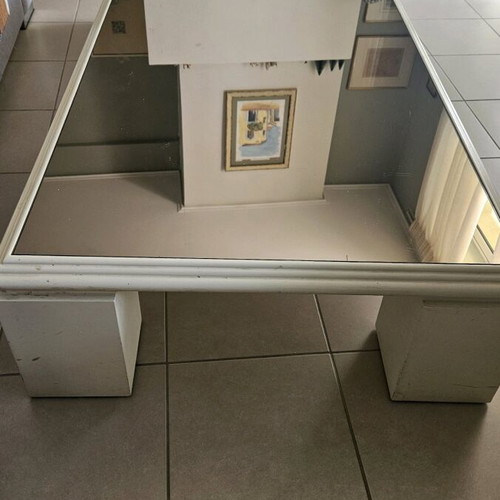 Modern living room table with lacquer and mirror in excellent condition