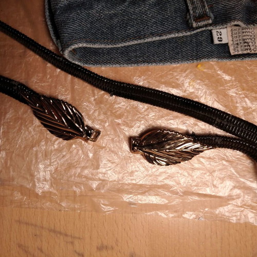 Elastic belt with gold leaves for fastening