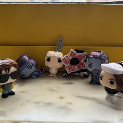 Stranger Things figures like new, complete set
