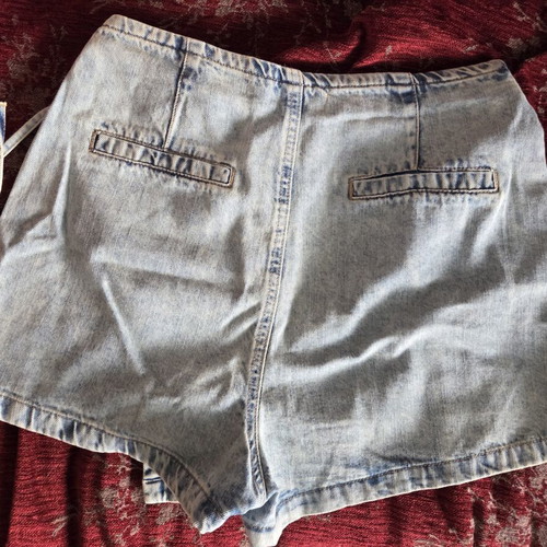Pink Woman denim shorts size 38 like new with skirt effect and tie