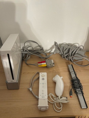 Nintendo Wii като нов с игра Wii Sports и аксесоари