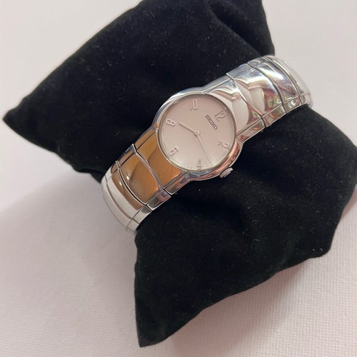 Seiko ladies 23mm bracelet like new, white