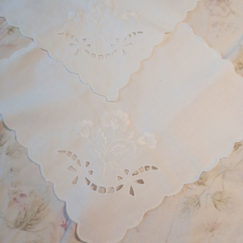 Set of 2 doilies like new