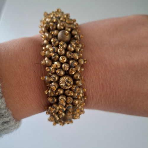 Women's bracelet used with bronze details and velvet fabric