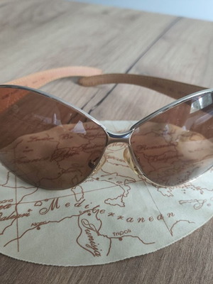 Alviero Martini 1ª Classe Sunglasses like new, vintage beige gold
