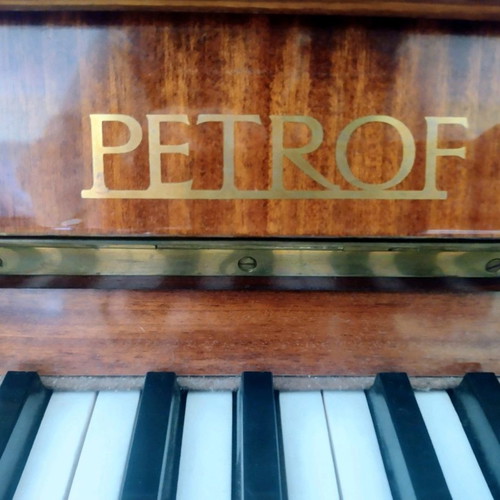 Πιάνο Petrof μεταχειρισμένο σε κλασική γραμμή και χρώμα