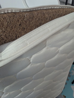 Cradle mattress with coconut fiber cover like new, anti-acari washable