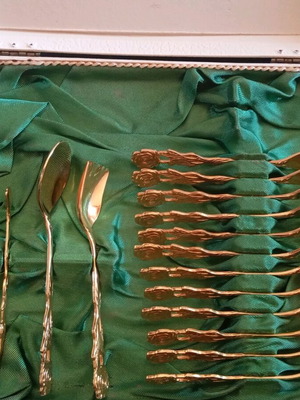 Σετ μαχαιροπίρουνων ανοξείδωτο 18/8 επιχρυσωμένο, σαν καινούργιο, με κουτί 15 τεμαχίων