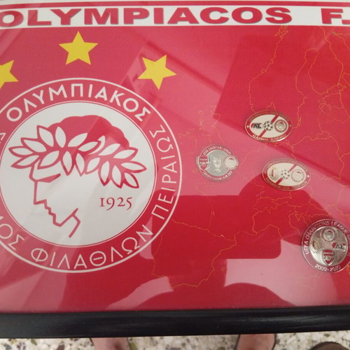 Olympiacos collectible with badges like new