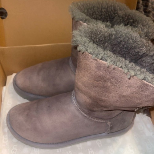 Ugg boots used with bows, gray