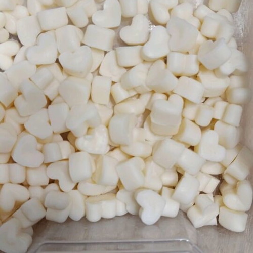 Aromatic heart-shaped wax melts with tsoureki scent, pack of 20