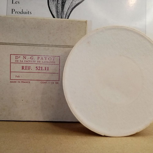 Vintage Nimbe De Beaute powder box like new, collectible