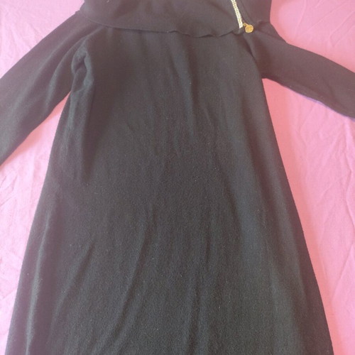 Black knitted dress used with shoulder design, tight fit
