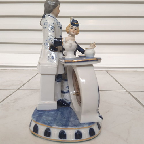 Vintage table clock with couple collectible decorative figurine like new