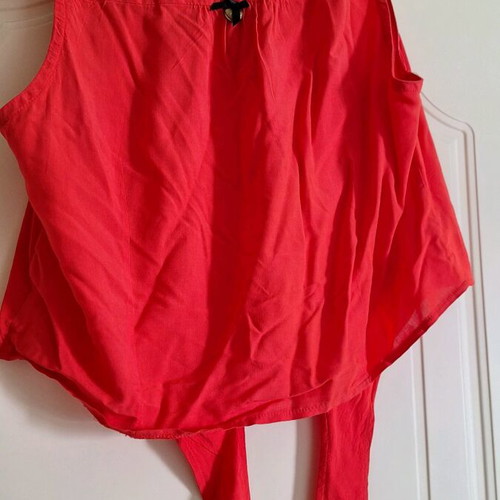 Red sleeveless shirt Lynne used, tie-front