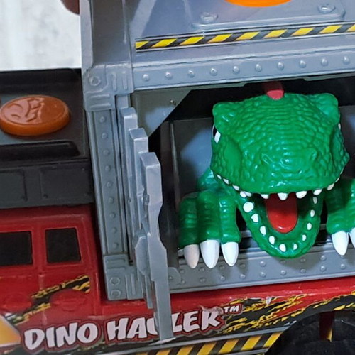 Road Rippers Dino Hauler Velociraptor Jeep with sounds and lights
