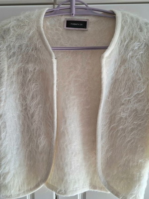 Bolero Twenty-29 white fluffy knit like new