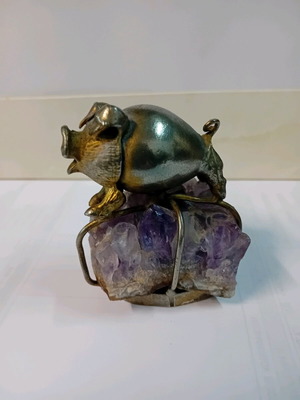 Decorative item with animal and amethyst used