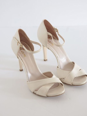 Mark Milan women's sandals size 39, white