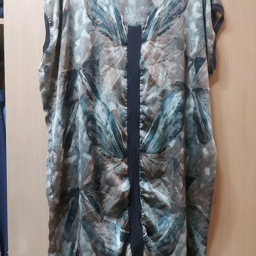 Dress with unique pattern and satin-like shine, size L, like new