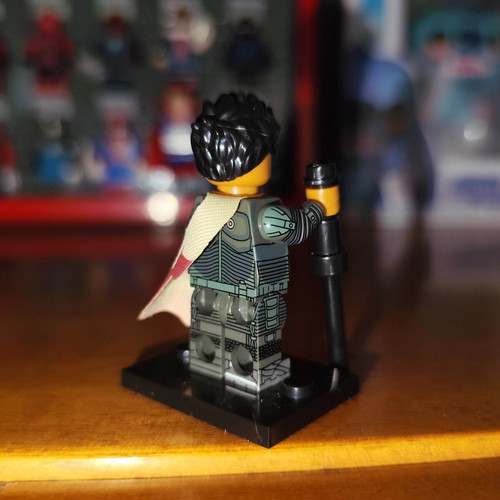Saw Gerrera minifigure like new with base and accessories