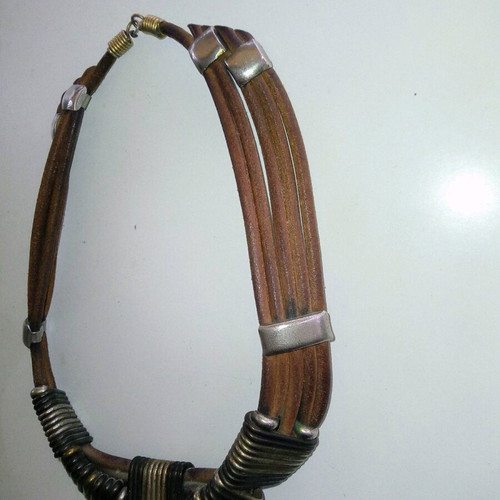 Leather choker necklace like new with bronze and metal details brown